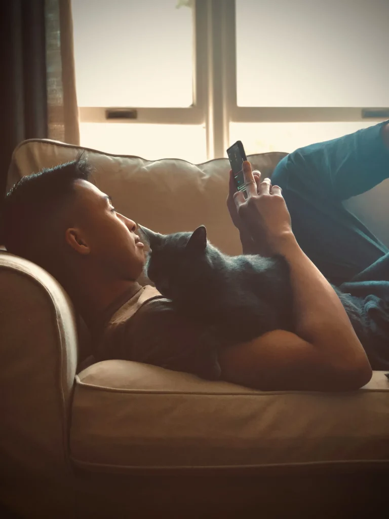 25 curiosidades más sobre los gatos – Parte 4 11 gato con humano 11zon gato-y-su-humano